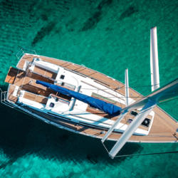 Voilier Dufour 405 Grand Large en location, vu du haut du mat