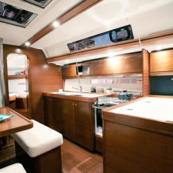 Cuisine et salle de repas du voilier Dufour 405 Grand Large en location